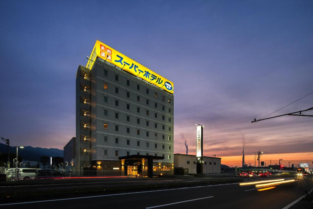 四国中央市Super Hotel Shikoku-chuo的一座酒店大楼,上面有标志