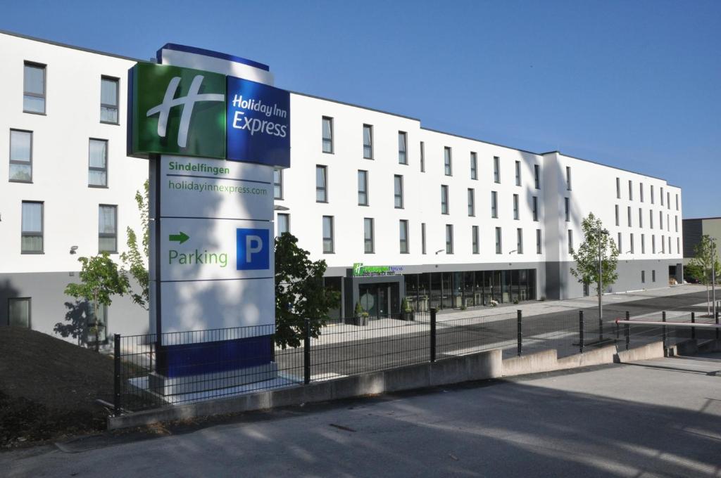 辛德尔芬根Holiday Inn Express - Sindelfingen, an IHG Hotel的前面有标志的建筑