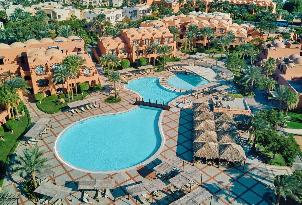 赫尔格达贾兹马卡迪绿洲度假酒店的享有度假胜地的空中景致,设有2个游泳池