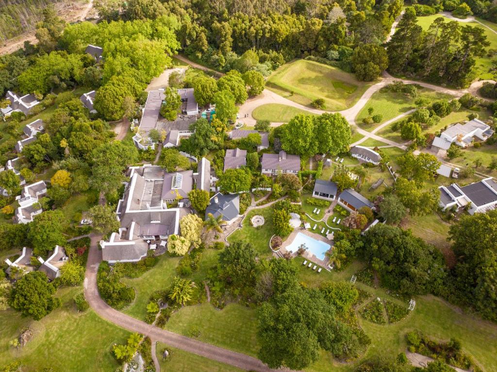 普利登堡湾Hunter's Country House的享有带房屋和树木的庄园的顶部景色