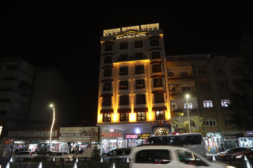 BostaniçiRUA WORLD HOTEL的一座建筑物,上面有夜间标志