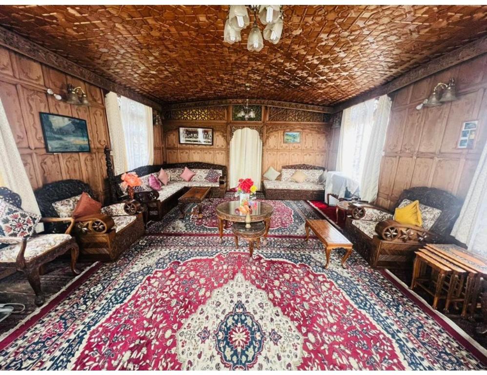 KārapurHouse Boat Shahnama, Dal Lake的客厅配有沙发和桌子