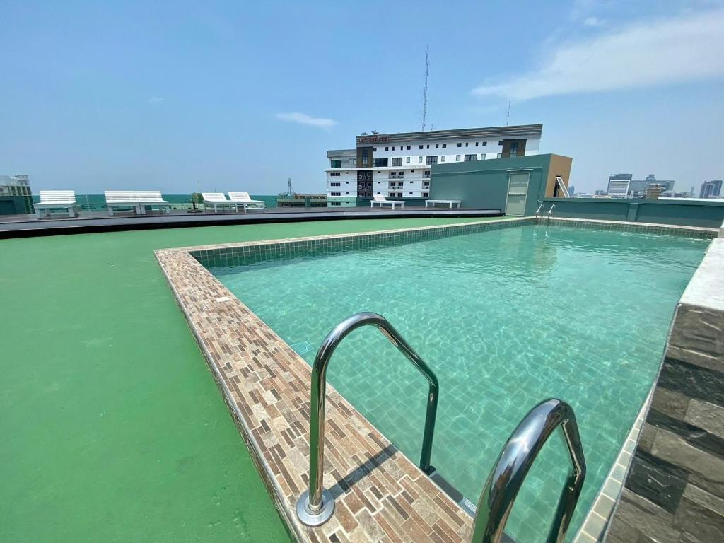 农布M CASA HOTEL PATTAYA的建筑物屋顶上的游泳池