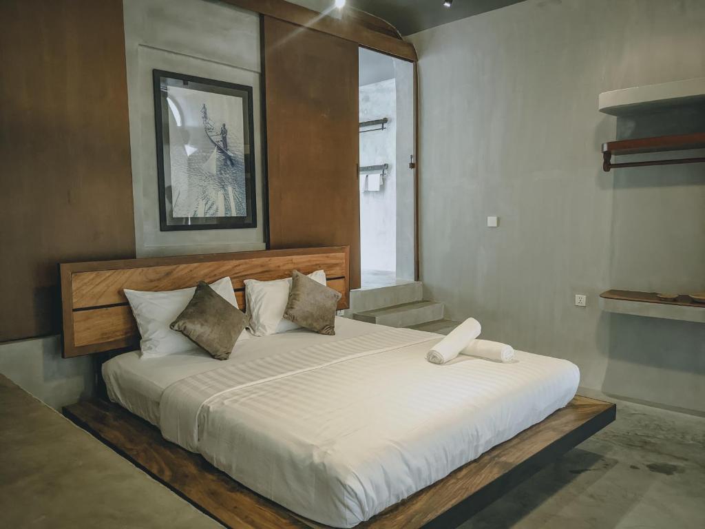 贡布Villa La Plantation的一间卧室配有一张带白色床单的大床
