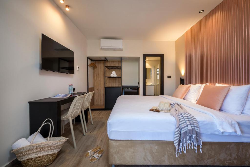 埃拉特Sahara Hotel Eilat的酒店客房设有一张大床和一张书桌。