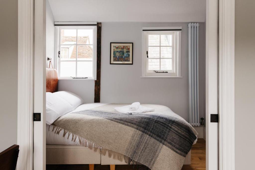 坎特伯雷Jesticos, A historic beautifully appointed Central pad, Free Parking的一间卧室设有一张床和两个窗户。