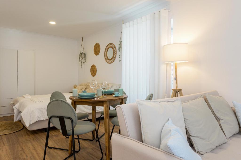帕雷迪Chalet Marias - Parede beach apartments的客厅配有沙发和桌子