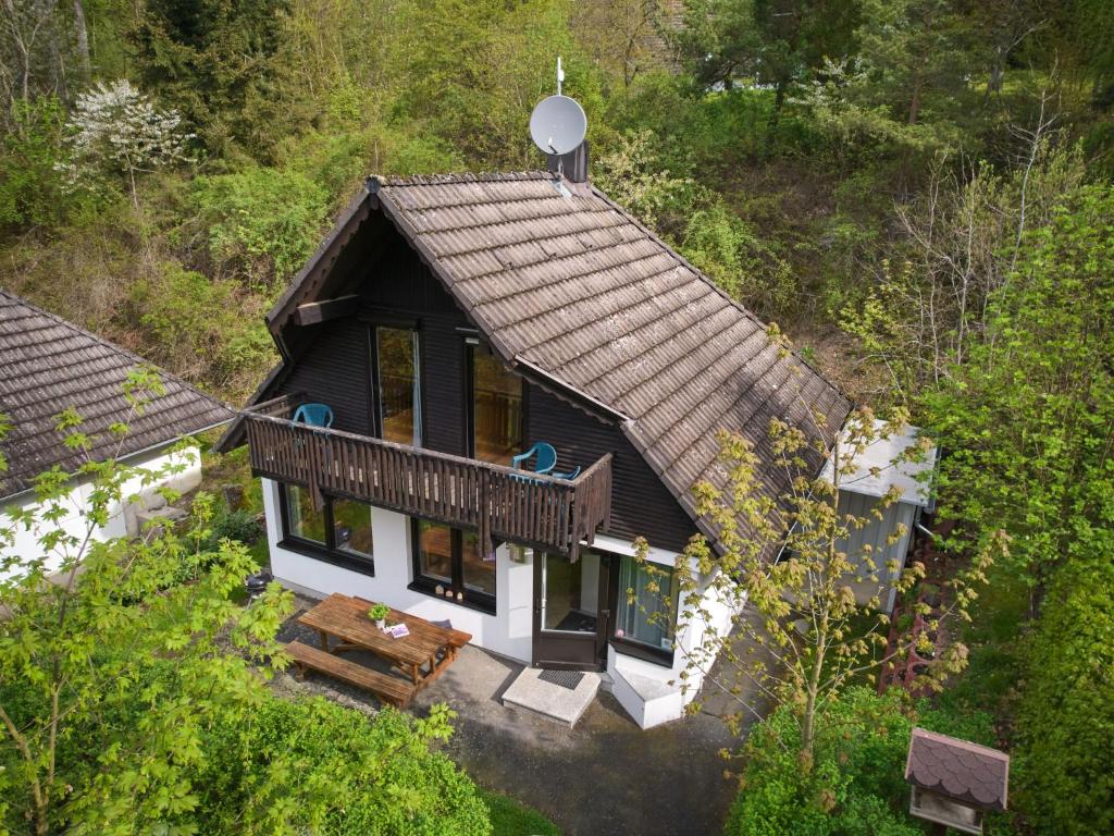 弗兰克瑙Holiday Home Sigi by Interhome的树林中房屋的空中景观