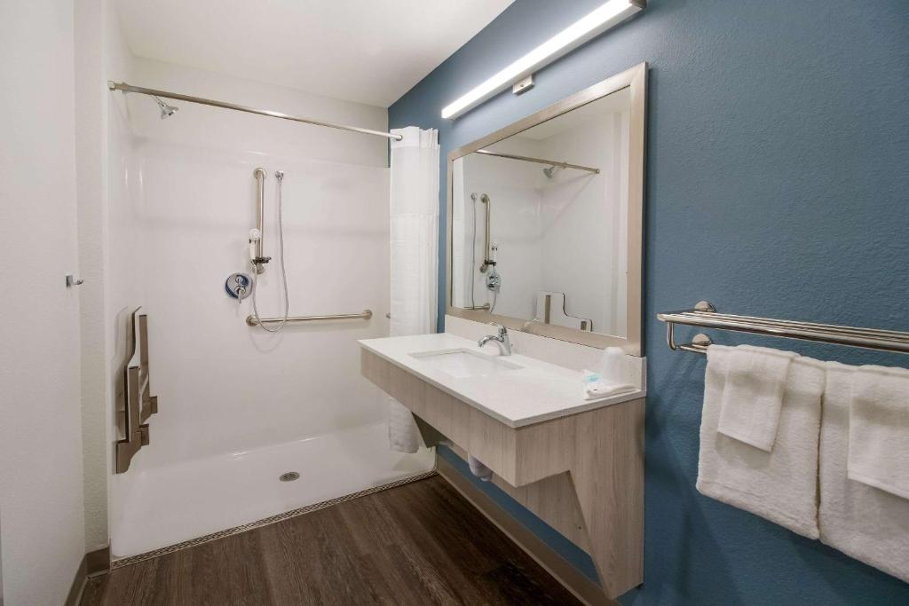 赫米蒂奇WoodSpring Suites Hermitage - Nashville Airport的浴室设有白色水槽和镜子