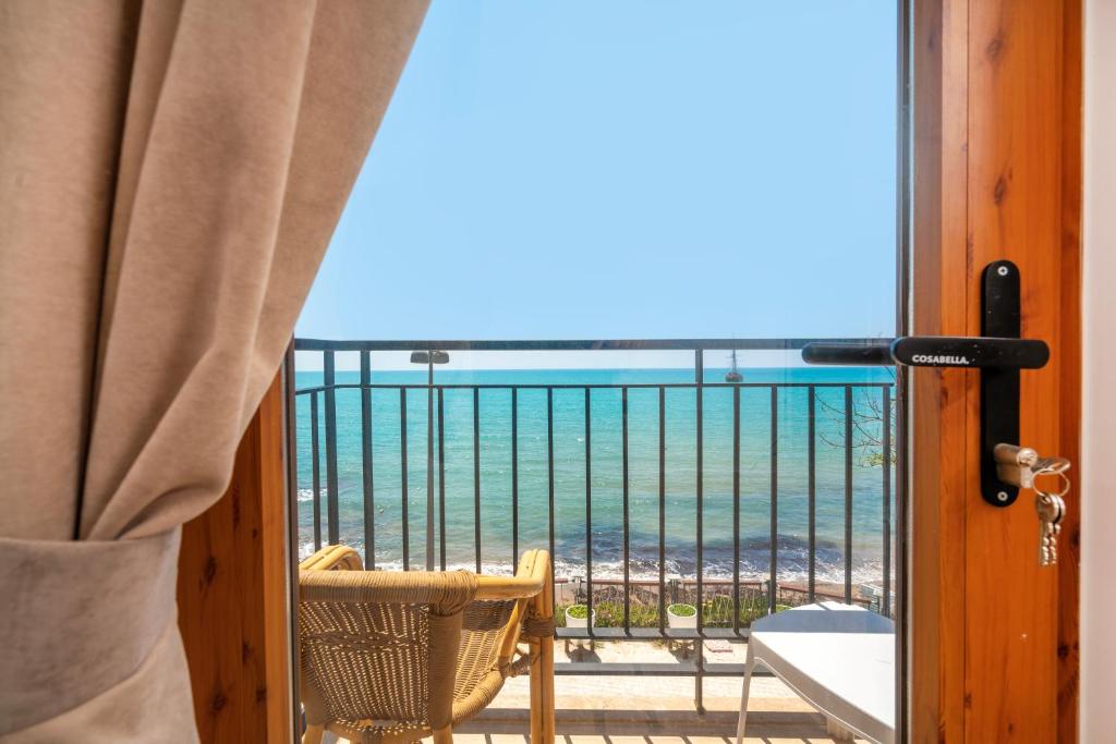 锡德海滨居所酒店的客房设有海景阳台。