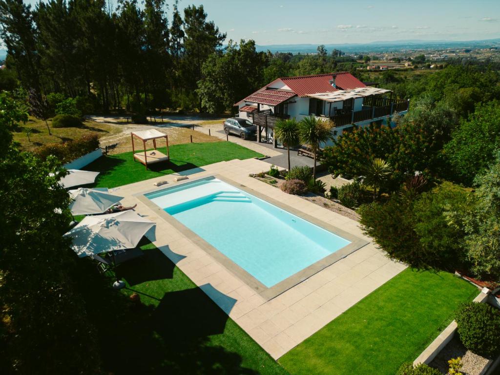 奥利维拉多霍斯比托Pura - Home in Nature的房屋前游泳池的顶部景色