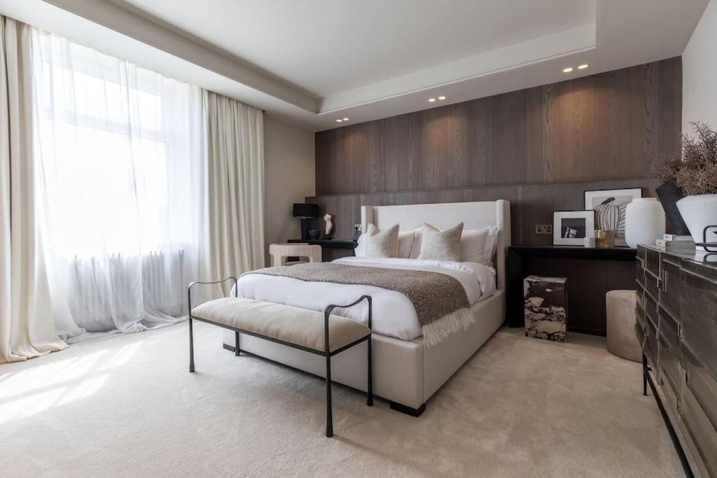 拉姆斯博滕Alfred's Ramsbottom - Suite One的卧室设有一张白色大床和一扇窗户。