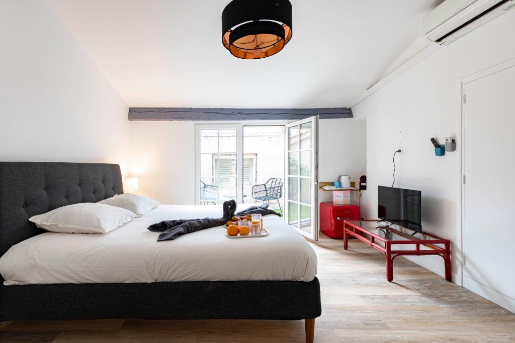 圣特罗佩Villa Sibille - Plein centre de Saint-Tropez的一间卧室配有一张大床和电视