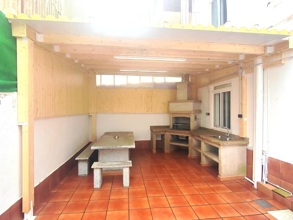 CampanarioCasa adosada con pequeño patio的一个带桌子和水槽的小厨房