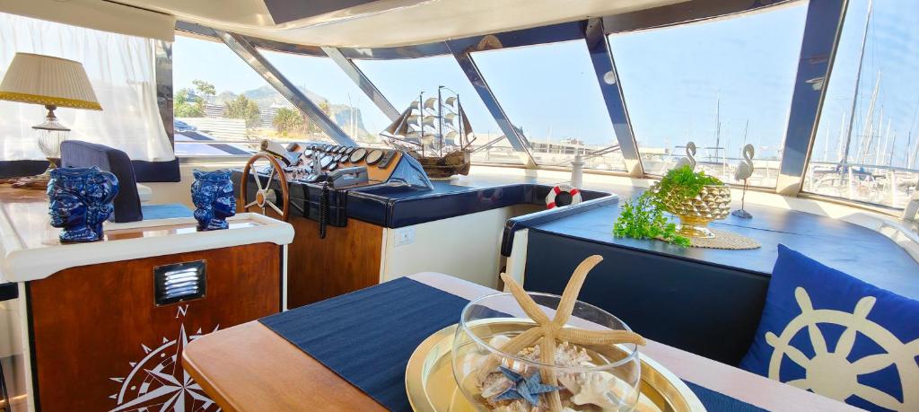 巴勒莫Panaby - House Boat的船屋配有桌子和柜台