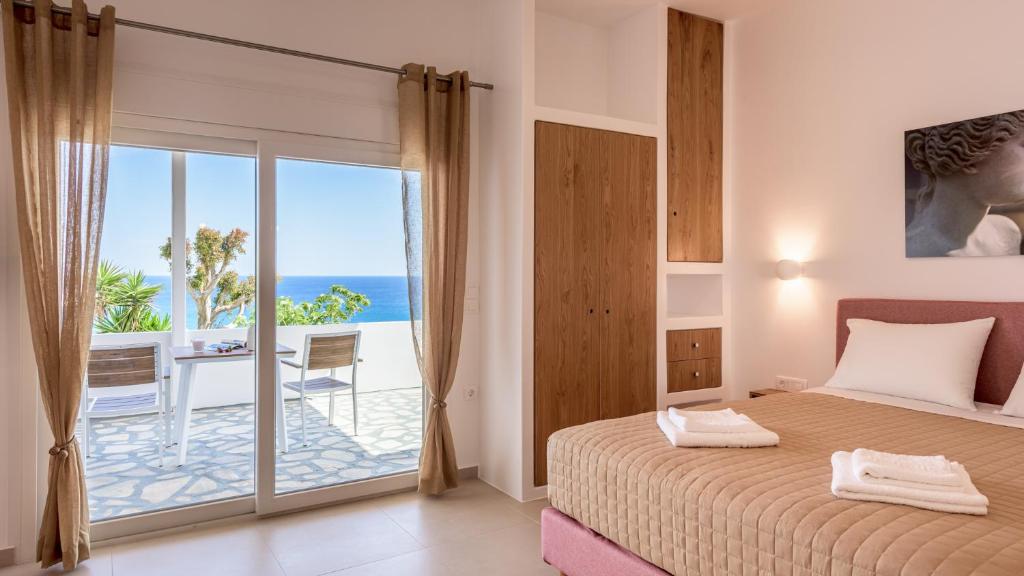 ProvatasGiourgas Studios & Apartments的一间卧室配有一张床,享有海景