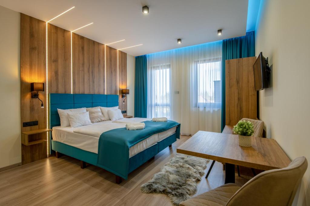 久洛Várkonyi Apartman的一间卧室配有一张蓝色的床和一张桌子