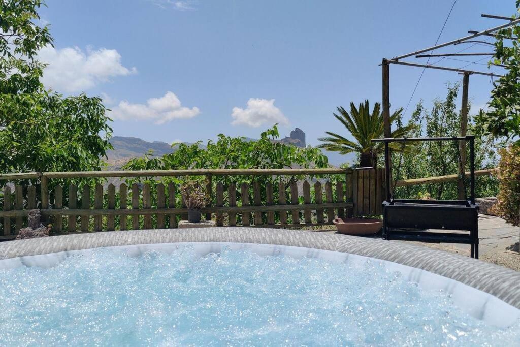 大加那利岛拉斯帕尔马斯La Cabañita的后院的热水浴池,带围栏