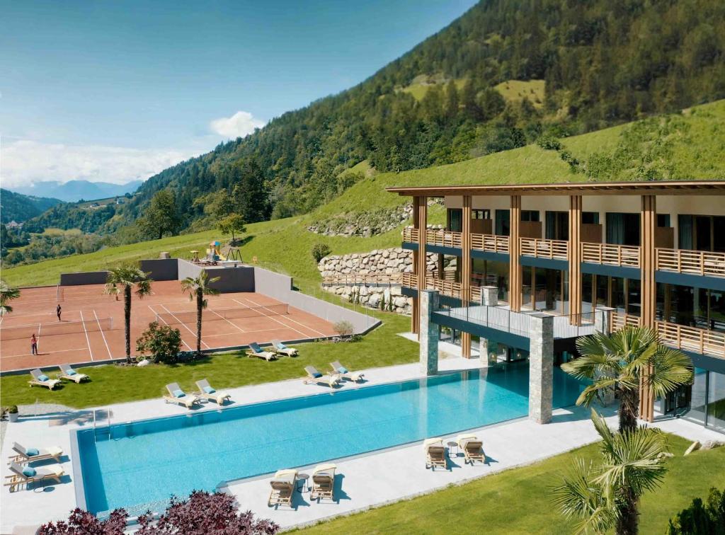Hotel Sonnenalm内部或周边泳池景观