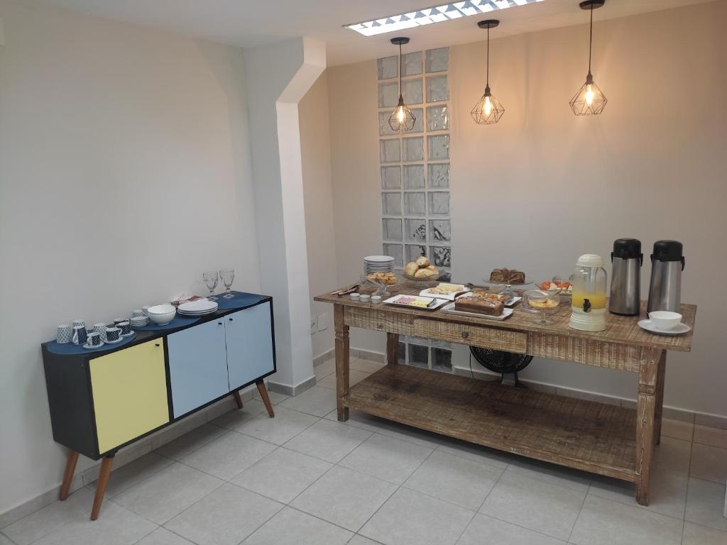 奥兰布拉Pousada Premiatto的厨房配有餐桌和食物