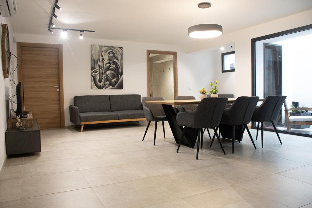 特拉帕尼Domus Alba Apartment的客厅配有桌椅和沙发