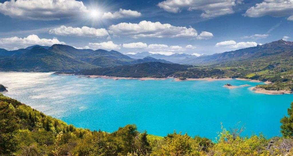 Le Sauze-du-lacLa Palatriere的享有蓝色湖泊和山脉的景色