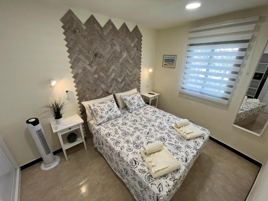 英格兰海滩Sunrise Apartment - Playa del Inglés的一间卧室配有带两个枕头的床和窗户