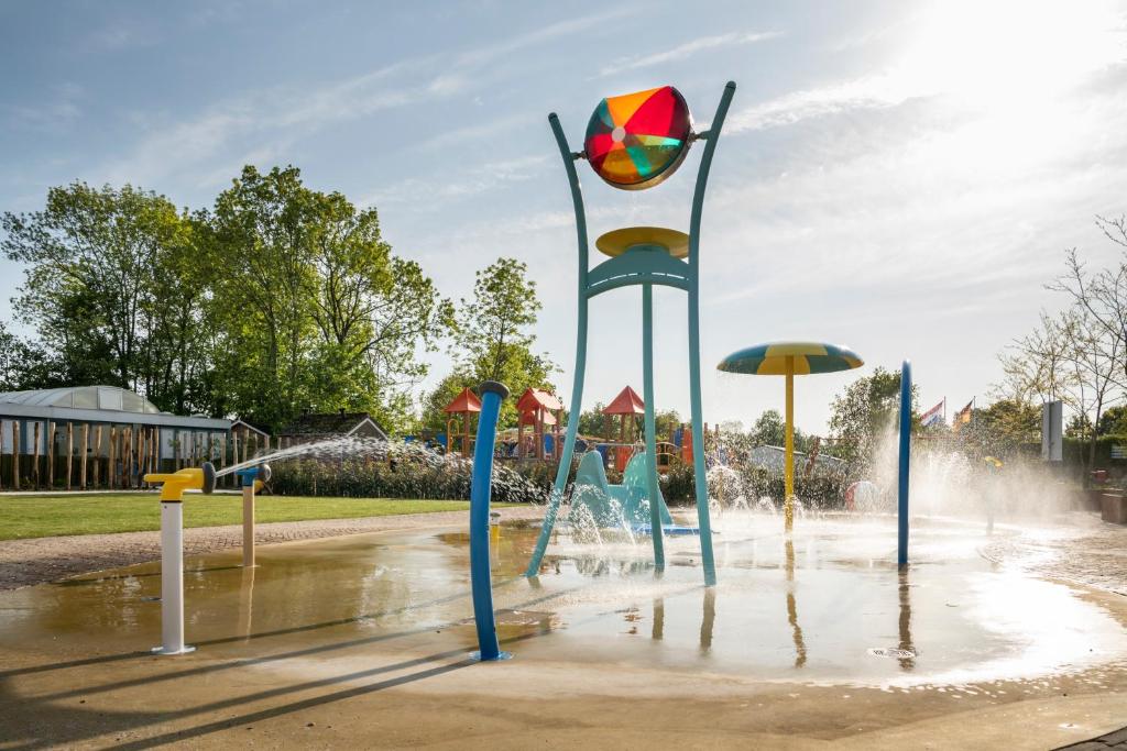 柯德科克Vakantiepark duinzicht的一个带喷泉游乐场的水上公园