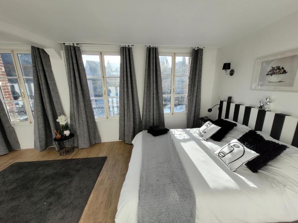 翁弗勒尔La maison père camembert的卧室设有一张带窗户的白色大床
