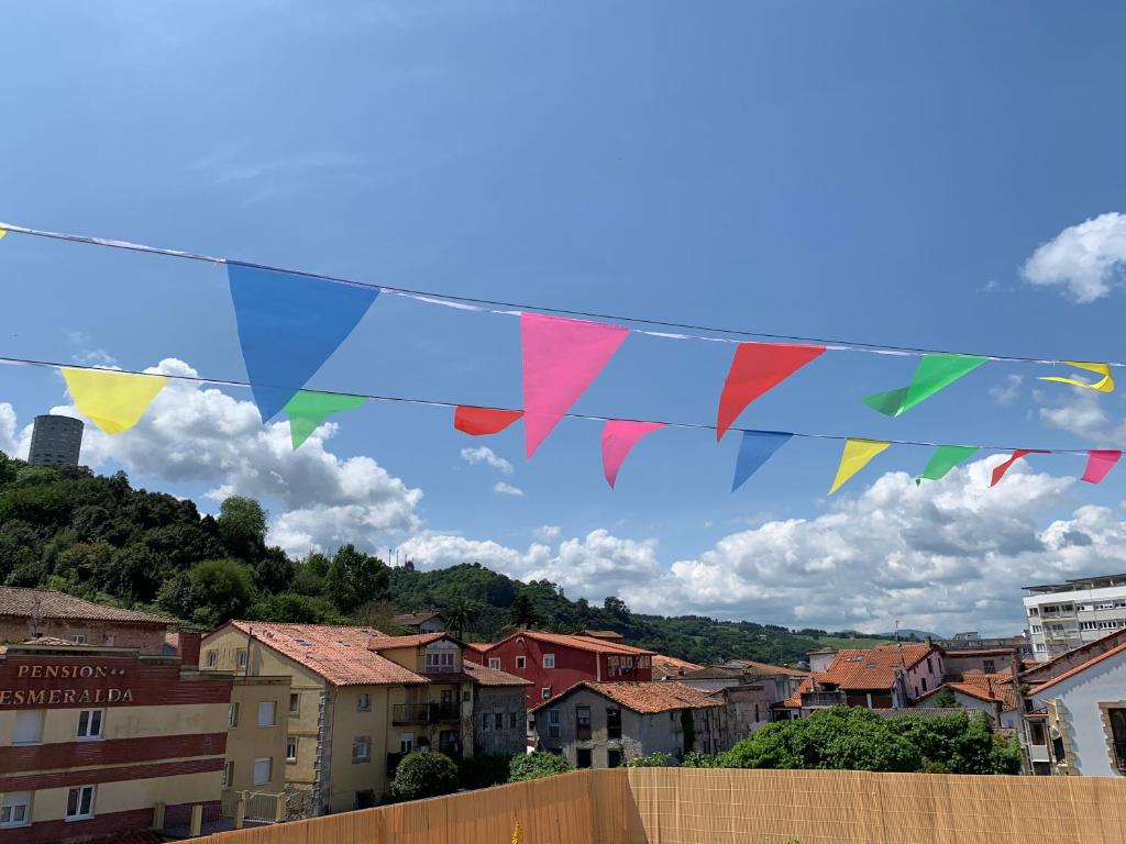 拉雷多casa loopez Hostel的挂在城市上的彩色旗帜