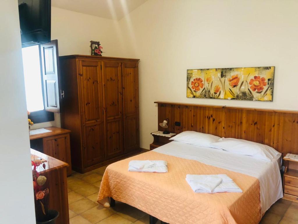 基亚拉蒙泰-古尔菲Agriturismo Valle di Chiaramonte的一间卧室配有一张床,上面有两条毛巾