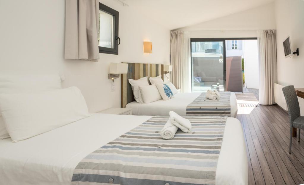 奥雷龙圣皮耶尔广场酒店的酒店客房,配有两张带毛巾的床