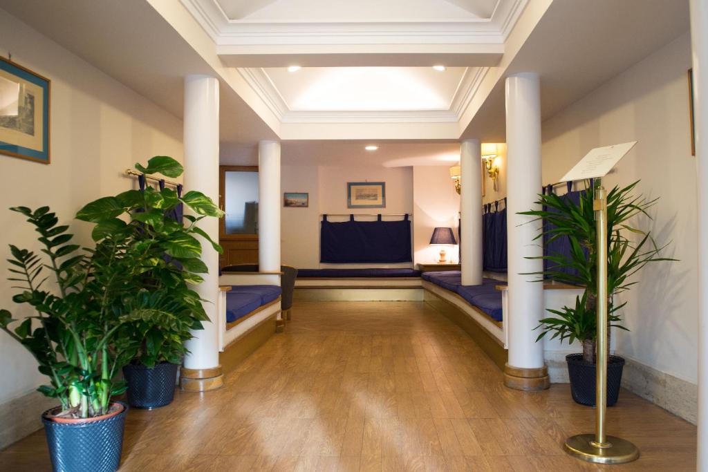 那不勒斯莱奥帕尔迪酒店的走廊里,有盆栽植物