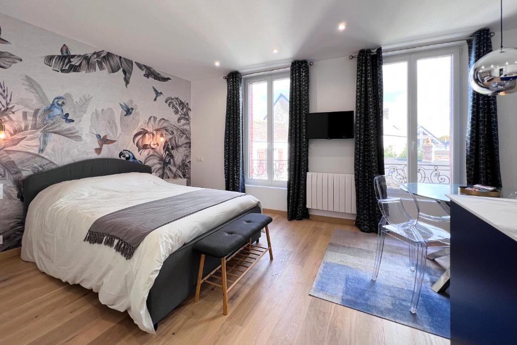 巴讷维尔-卡特里特Appart 2 personnes à 50m des commerces & mer的一间卧室配有一张大床和一张桌子