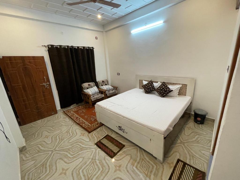 AyodhyaGovind Atithi Grah的卧室,卧室配有一张床,卧室位于带门的房间