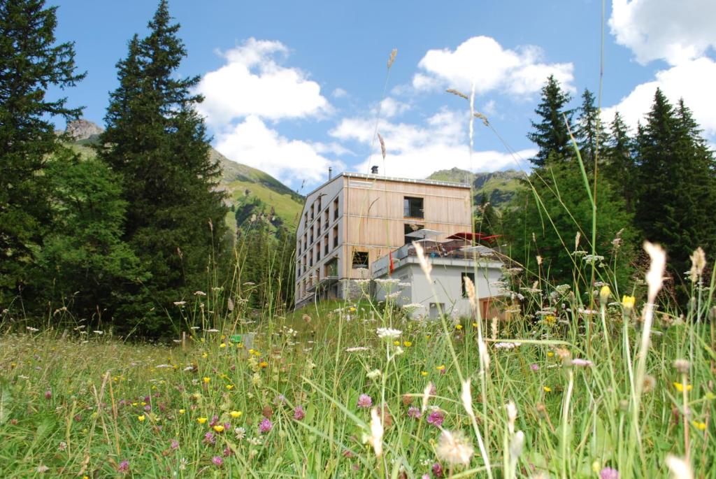 SchwandenBerghotel Mettmen的花丛中间的建筑物