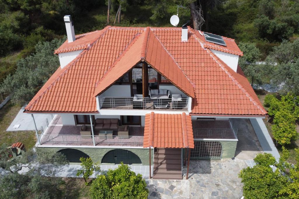 阿约斯耶奥伊欧斯Villa Alex的享有橙色屋顶房屋的空中景致