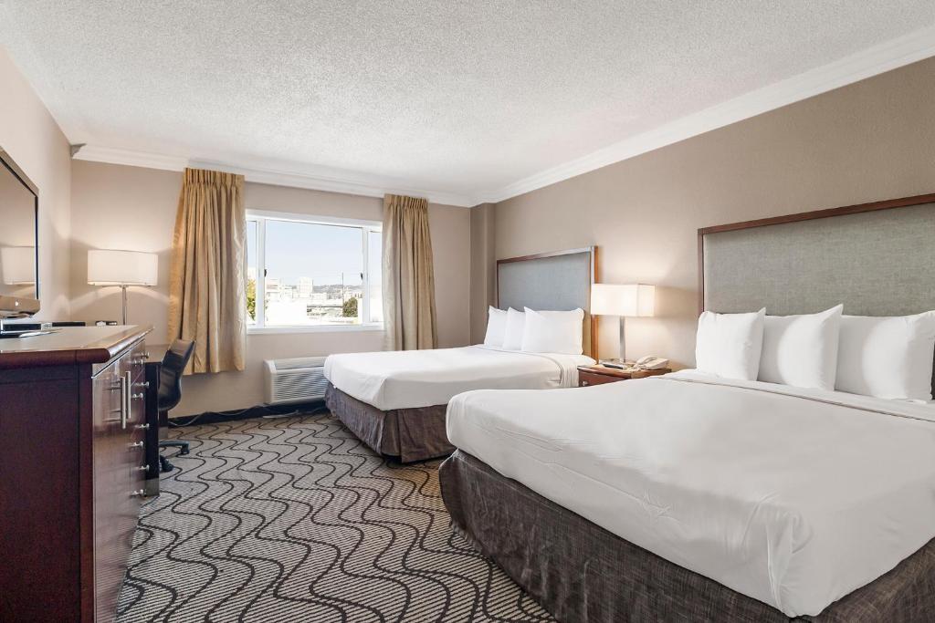 奥克兰杰克伦敦旅馆的酒店客房设有两张床和窗户。