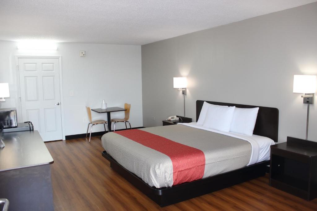 克利夫兰Motel 6-Cleveland, TN的酒店客房设有一张大床和一张桌子。