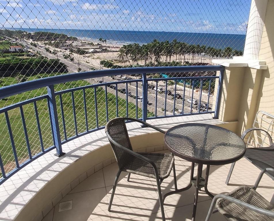 福塔莱萨Apto vista p/ mar 7º andar的一个带桌椅和海滩的阳台