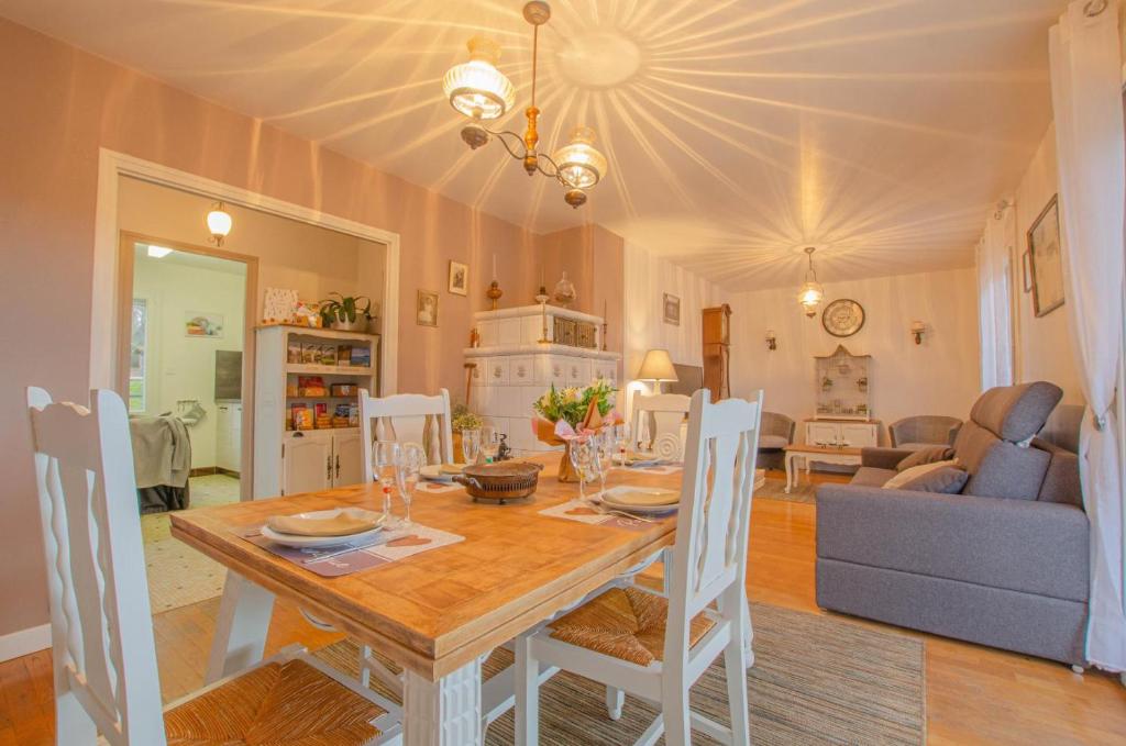 Vendeuvre-sur-BarseLa maison vautier的用餐室以及带桌椅的起居室。