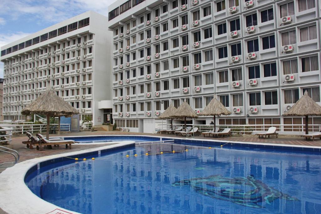 PampatarHippocampus Vacation Club的大楼前设有大型游泳池的酒店