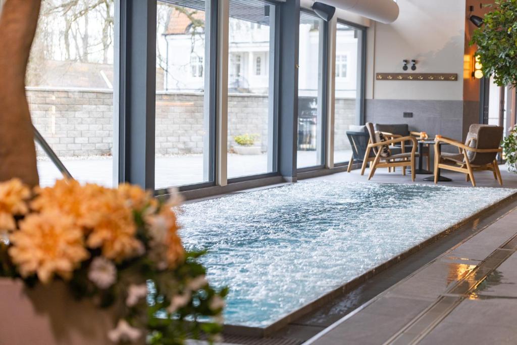 瓦斯泰纳Starby Spa, Hotell & Konferens的窗户客房中间的游泳池