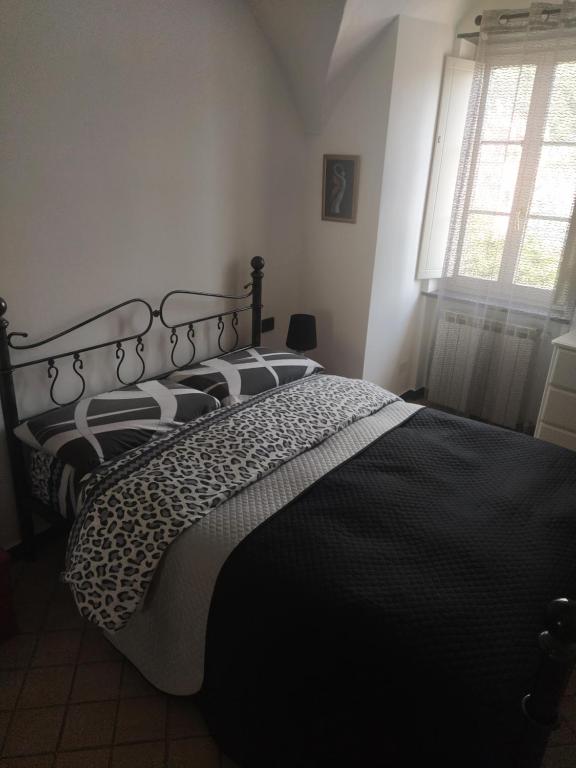 托伊拉诺San Martino b&b的一间卧室,卧室内配有一张大床
