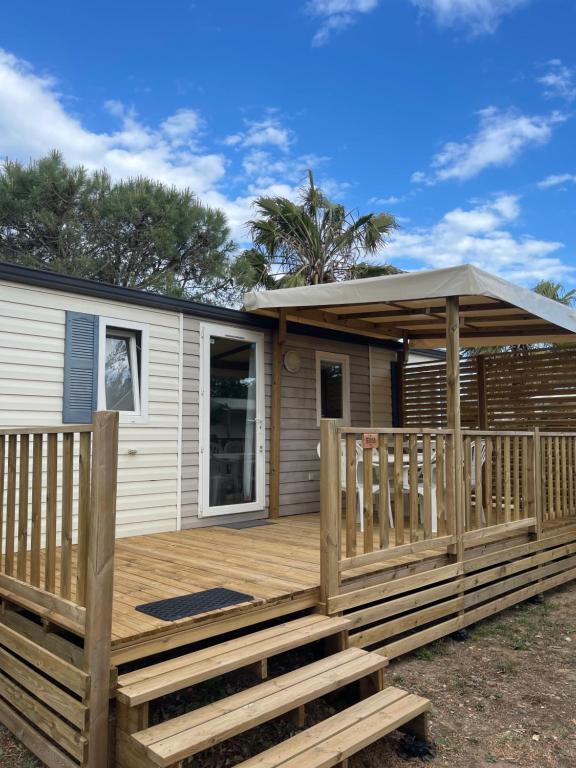 拉努韦勒港Mobil Home de Marine的房屋设有木甲板和凉亭