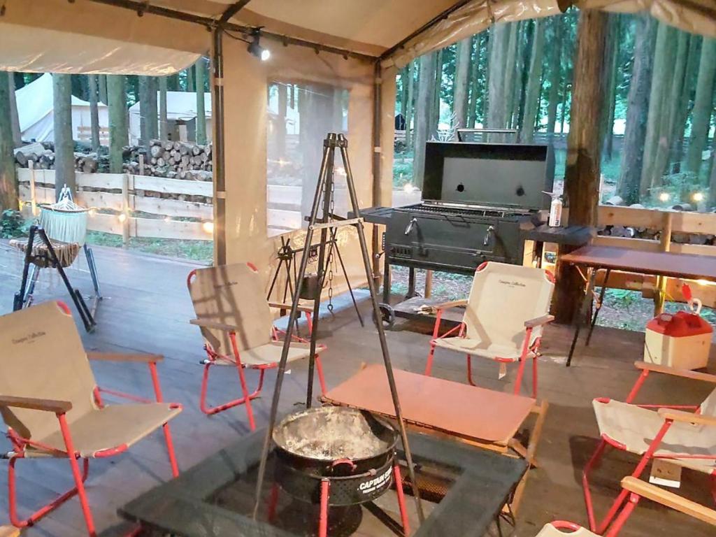 ShimodaMinamiaso STAYHAPPY - Vacation STAY 57906v的一间带椅子、钢琴和桌子的房间