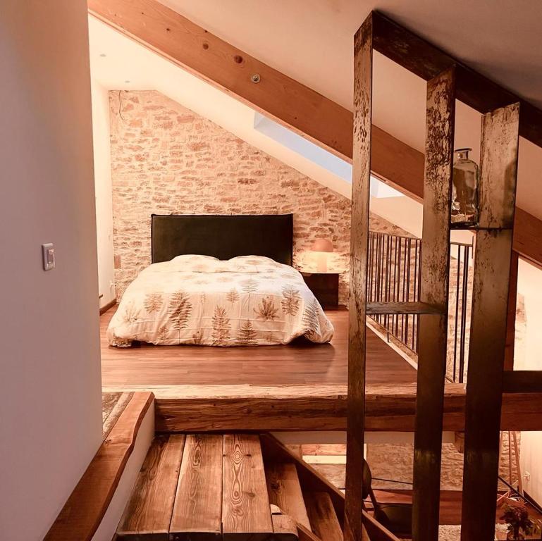 TaintruxDomaine du Pré-Saint-Georges的一间卧室设有一张床和砖墙