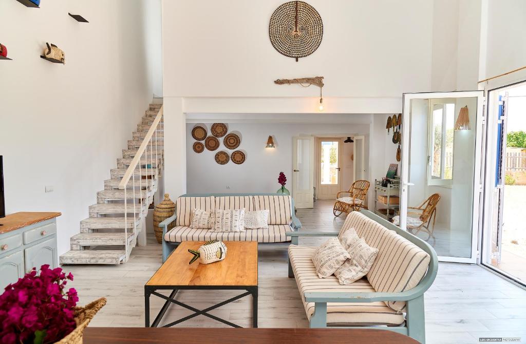 米乔尔海滩Casa Ca Na Quina Migjorn Formentera的客厅配有两张沙发和一张桌子