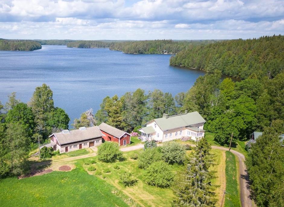 LohjaKällgård的享有湖景别墅的空中景致