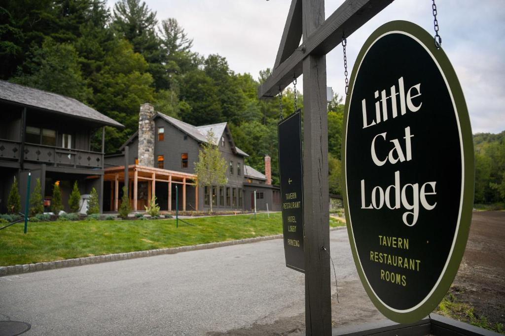 HillsdaleLittle Cat Lodge的房屋前的小猫小屋的标志